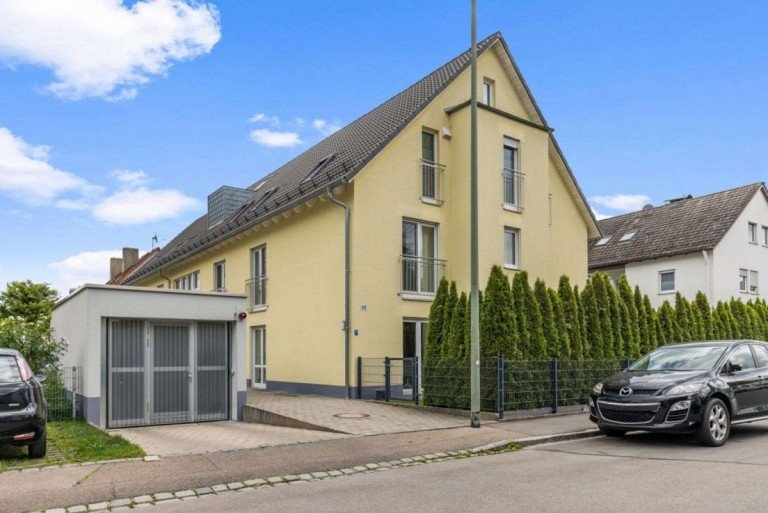 Hausansicht Augsburg Dachgeschosswohnung GOLISCH.immo | 3 Zimmer-Dachterrassen-Whg. plus Galerie - 119m2 Nutzfl. | Energie A+ |