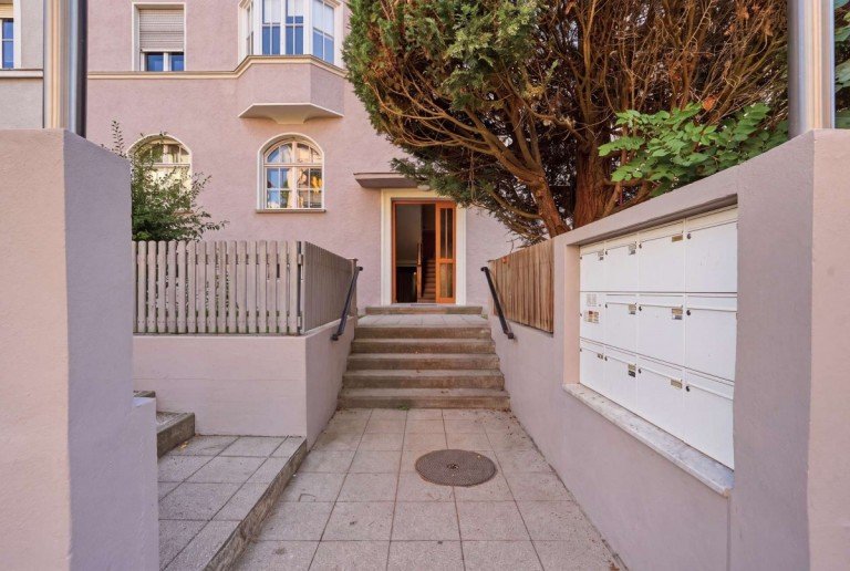Eingangst�r Haus Augsburg Etagenwohnung Wohnen am Pfannenstiel - Altbau mit Potential - Ohne K�uferprovision