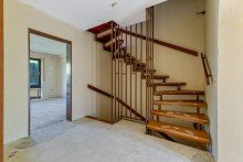 Treppenaufgang Eine interessante Alternative: ERBBAURECHT  Tolles Reiheneckhaus mit Ausbaupotenzial