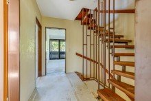 Treppenaufgang Eine interessante Alternative: ERBBAURECHT  Tolles Reiheneckhaus mit Ausbaupotenzial